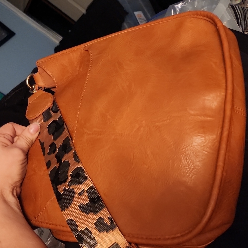 Ah dorned Brown Leather Tote w brown & black camo guitar style shoulder strap - Picture 3 of 4